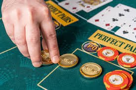 supertogel login VCT player on mobile phone enjoying live blackjack table